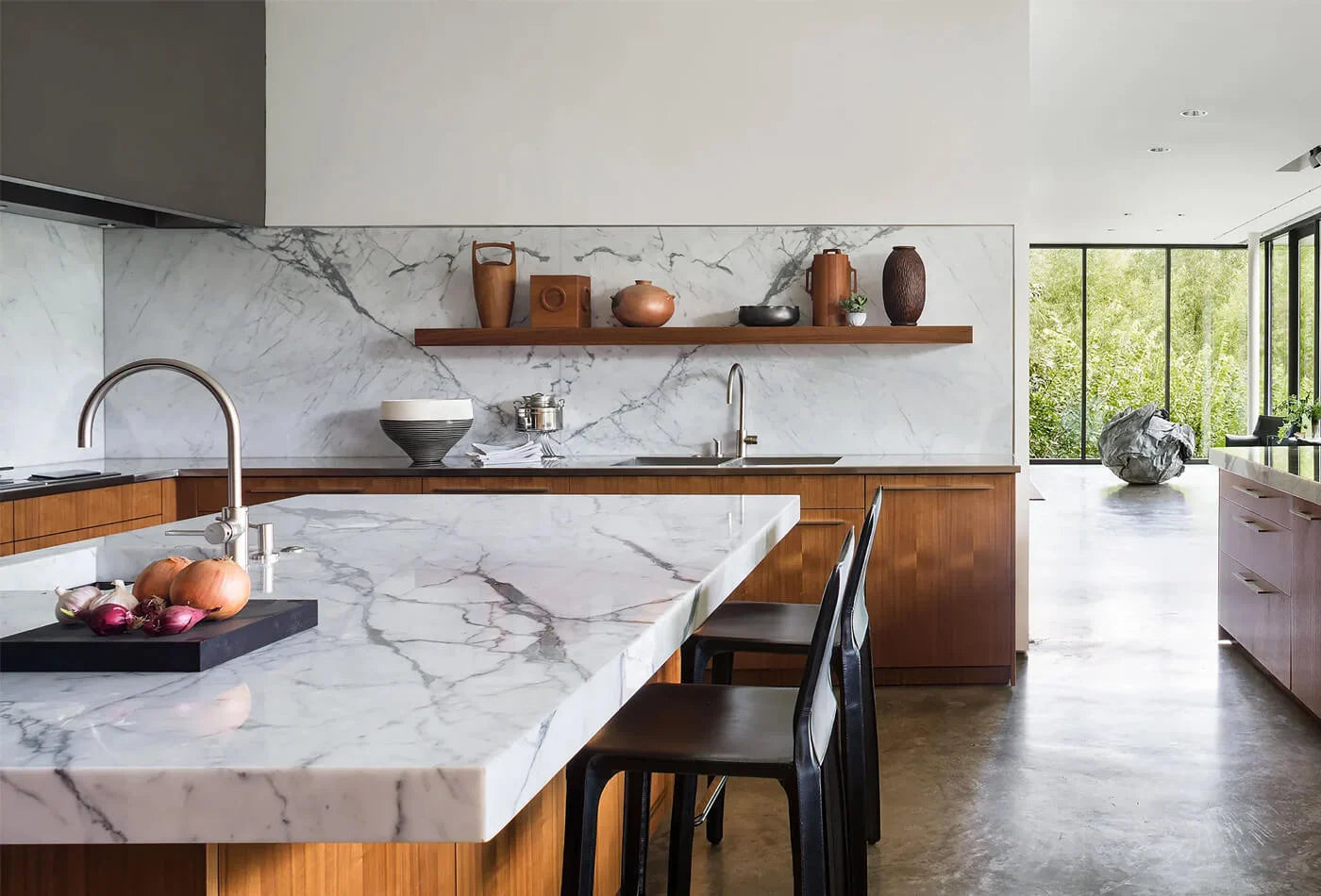 The Art of Blending Marble with Other Materials in Interior Design