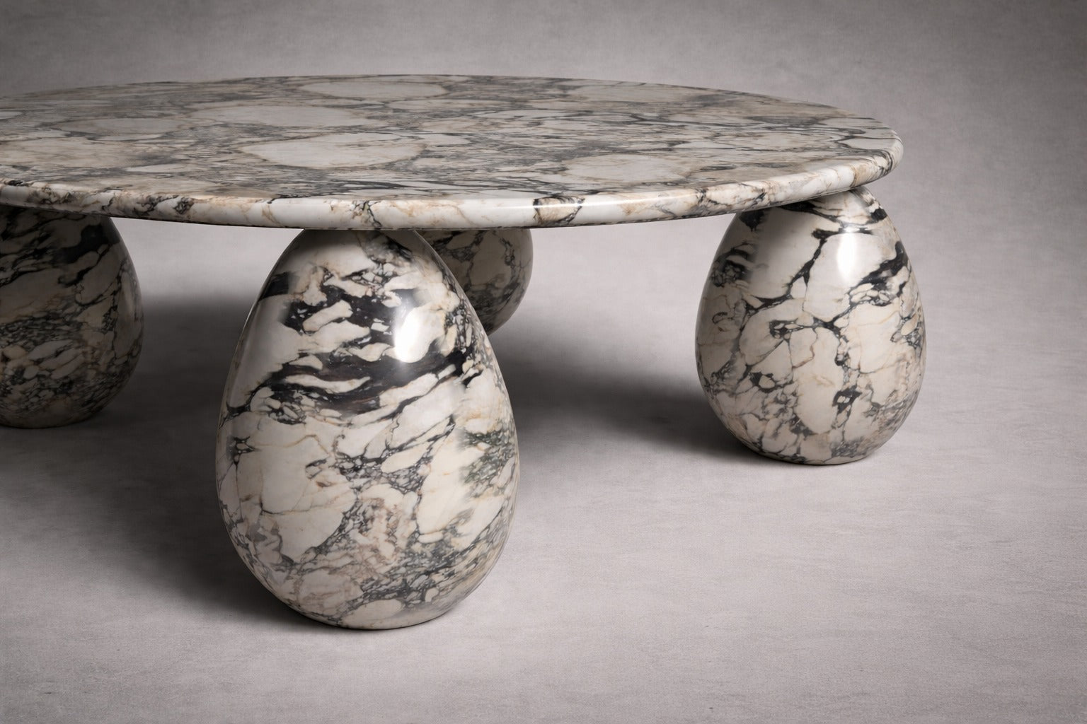 Cons Runder Couchtisch aus italienischem Carrara Marmor