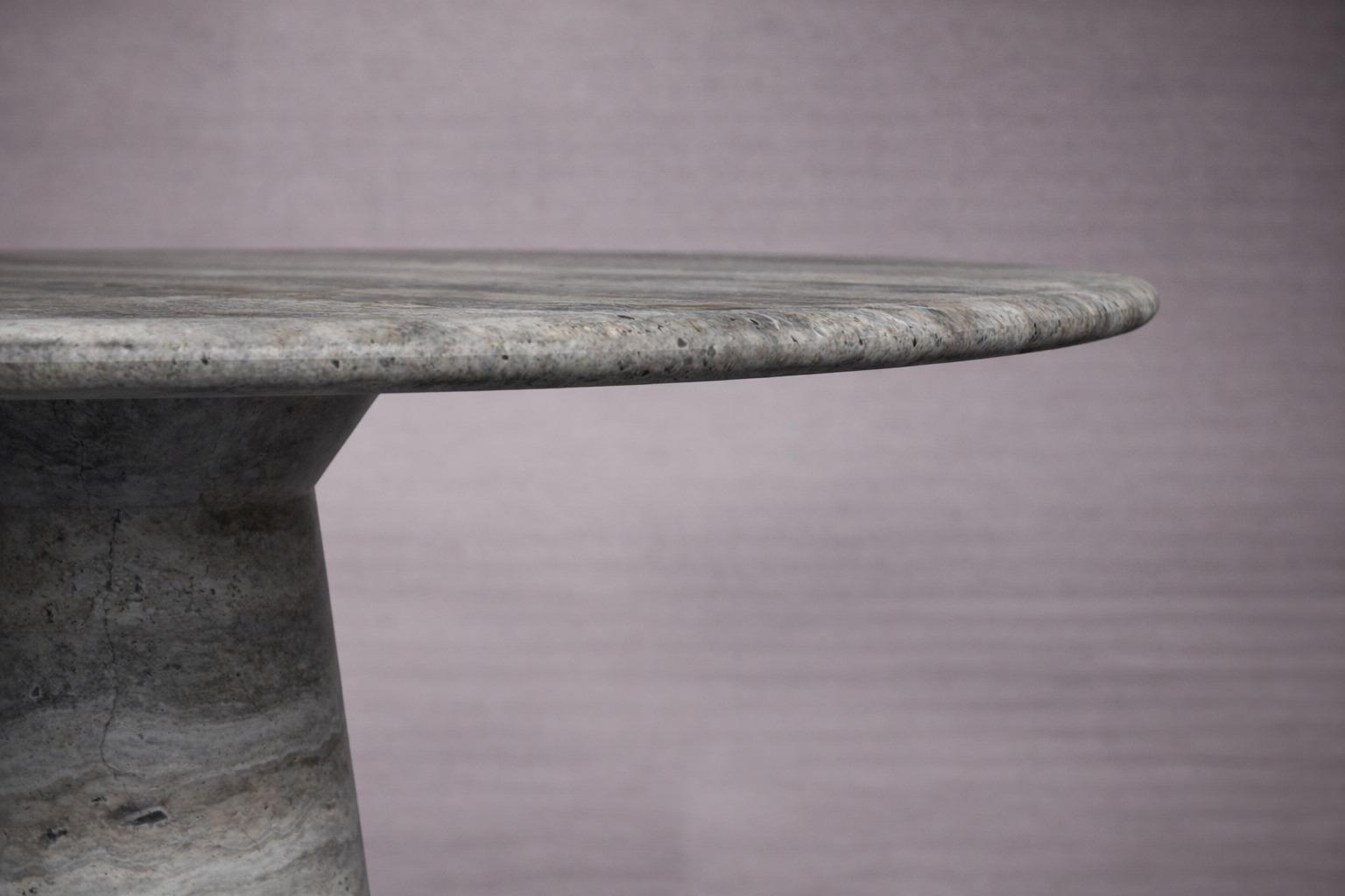Le Cou Runder Tisch aus Silver Travertin